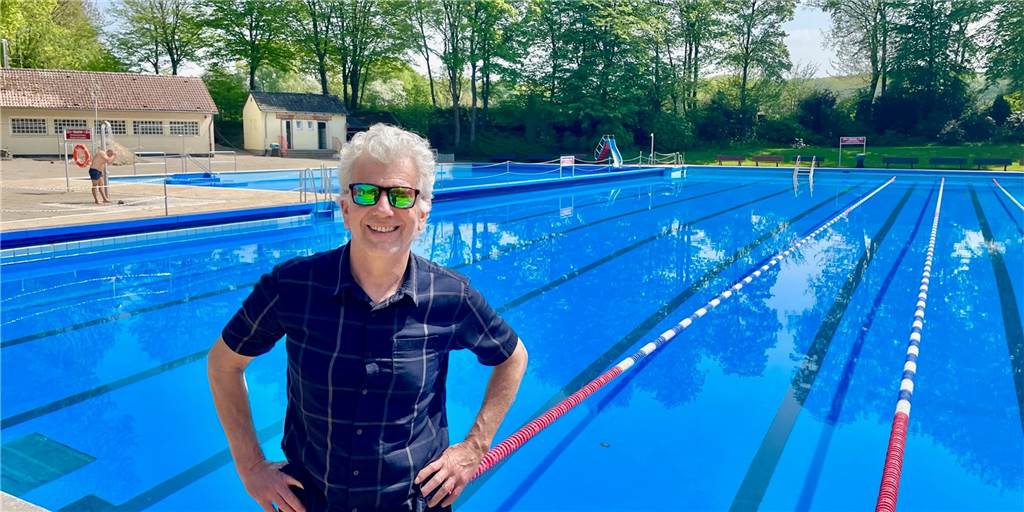 Wassertemperatur im Freibad misst nur 14 Grad – bleiben jetzt die Gäste aus? Dirk Hamelmann vor der Becken im Wellinghofer Freibad. Eigentlich würde der Stammgast jetzt seine Bahnen ziehen. Geht aber nicht: Die Wassertemperatur ist viel zu niedrig.