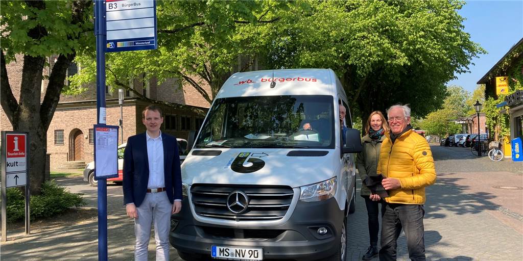Neue Bürgerbus-Linie in Vreden gestartet – Fahrgäste müssen sich anpassen Am Montag wollten von der neuen Bushaltestelle am Markt nur die "offiziellen" Fahrgäste mitfahren. Das wird sich aber bald ändern, sind sich Bürgermeister Tom Tenostendarp, Fahrer Heinz Büge, Ruth Buning von der Stadt Vreden und Egbert Terhürne, Vorsitzender des Bürgerbus-Vereins, sicher.