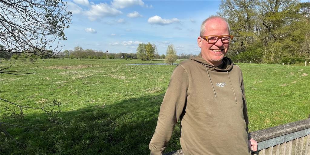 Was darf‘s sein, Lutz Ludwig? Schalke oder BVB, Bier oder Wein? Lutz Ludwig im Hervester Bruch, im Hintergrund das Storchennest