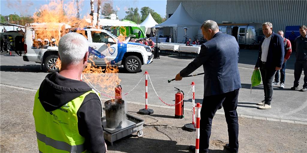 Arbeitssicherheit bei Aurubis in Lünen: Gefährdet sind eher die Älteren Beim Aktionstag Arbeitssicherheit auf dem Aurubis-Gelände war auch die Feuerbekämpfung ein Thema. An einem Stand konnten Interessierte den Einsatz von Feuerlöschern ausprobieren.