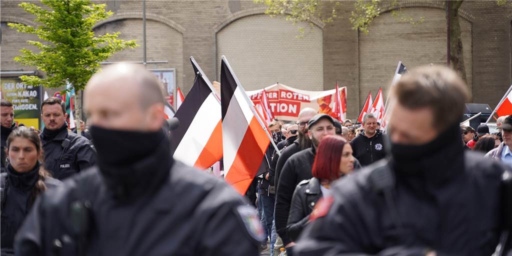 Neonazi-Demo in Dortmund: Rechte Parole beschäftigt Polizei weiter Rund 200 Neonazis liefen am 1. Mai durch Dortmund