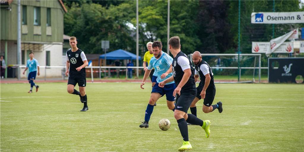 Marvin Polczinski: „Wechsel von Sythen zu Wulfen bereue ich nicht“ - Zukunft geklärt In der vergangenen Saison spielte Marvin Polczinski in Sythen noch im hellblauen TuS-Trikot, nun kehrte er in einem dunkleren Blau und in Diensten von BW Wulfen zurück nach Sythen.