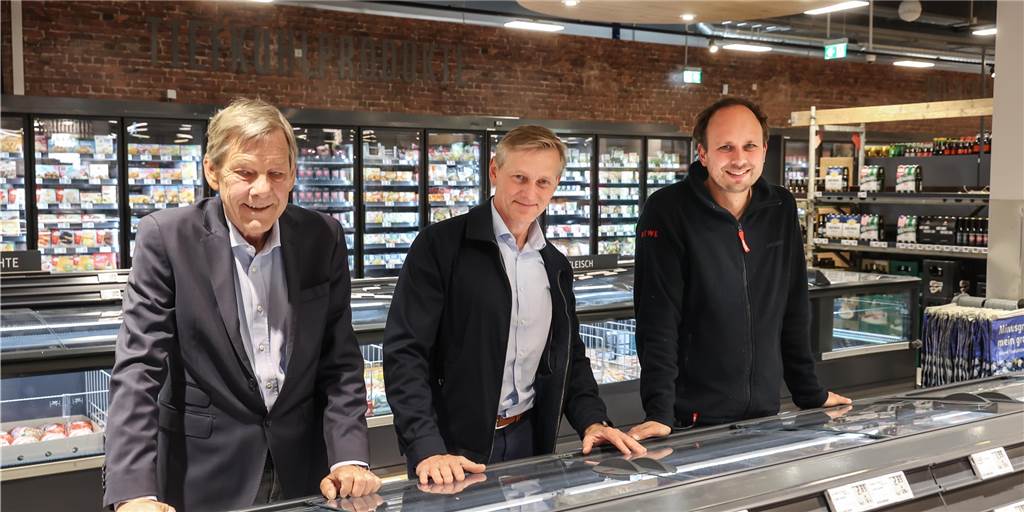 Dortmunds Innenstadt bekommt neuen Supermarkt – Eröffnung diese Woche Freuen sich auf die Eröffnung des neuen Supermarkts (v.l.): Dirk Jahns, Leiter Expansion bei Rewe Dortmund, Investor Erik Schmidt und Marktleiter Heiner Streffing