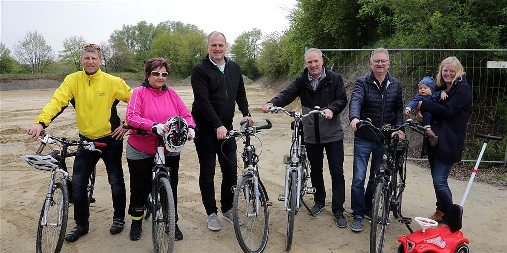 Neuer Radweg für Haltern: Bürgerinitiative feiert neuen Teilerfolg Sie hoffen, dass hier an der Wasserwerkstraße bald die Stever-Lippe-Passage endet (v.l.): Michael und Heike Schäfen, Martin Bendieck, Peter Norden, Volker Klose und Kristina Bendieck mit Kalle.