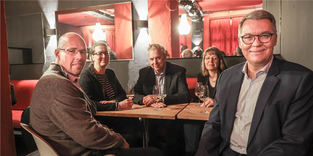 Cabaret Queue feierte Neustart mit vielen alten Bekannten Oberbürgermeister Thomas Westphal und Bezirksbürgermeister Michael Depenbrock kamen zur Eröffnungsfeier.