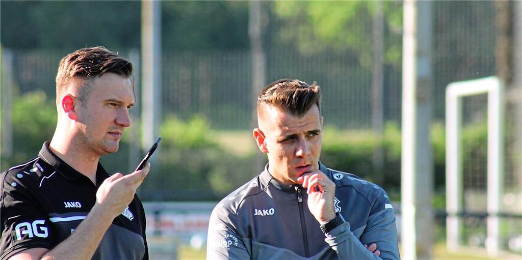 U19-Kapitän verlässt den TuS Haltern - Wechsel zum TuS 05 Sinsen Der Sportliche Leiter Alexander Glembotzki (l.) präsentiert den nächsten Sommer-Neuzugang für das von Dennis Hübner trainierte Westfalenliga-Team des TuS 05 Sinsen.