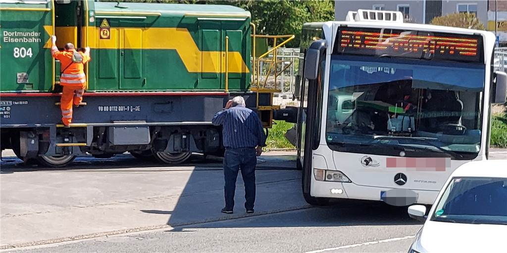 Hafen Dortmund: Bahn rammt Schulbus und schleift ihn zehn Meter mit Bei einem Zusammenstoß mit einer Hafenbahn ist ein Schulbus in Dortmund stark beschädigt worden.