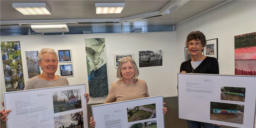 Ausstellung blickt zurück auf Kunstprojekte in der Dorstener Mitte Drei Frauen halten Bilder in der Hand.