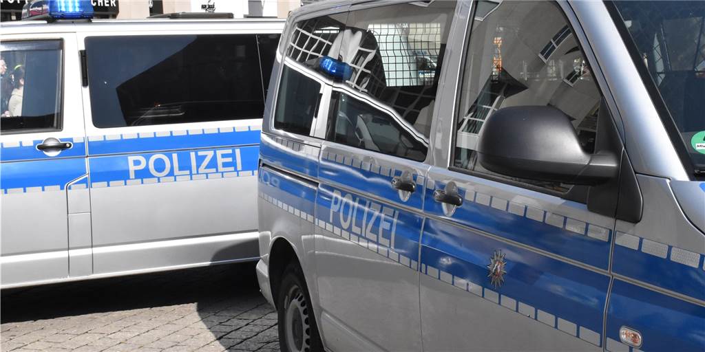 Autobahn in Dortmund: 3 Polizeiwagen krachen auf Weg zum Einsatz ineinander Autobahn in Dortmund: 3 Polizeiwagen krachen auf Weg zum Einsatz ineinander