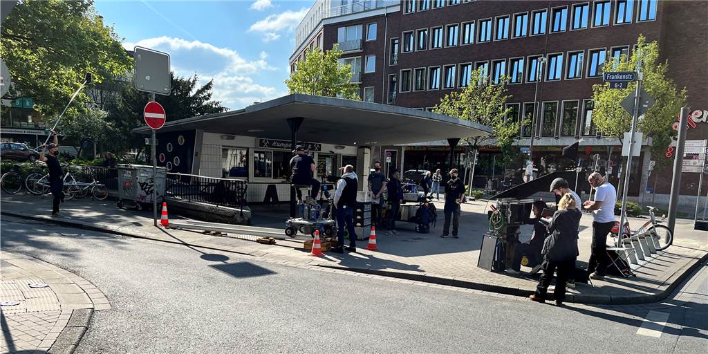 Warum der Bergmann-Kiosk in Dortmund gerade „Kumpel-Kiosk“ heißt Zahlreiche Menschen, die am Hohen Wall in Dortmund unterwegs waren, registrierten die Film-Dreharbeiten am Bergmann-Kiosk.