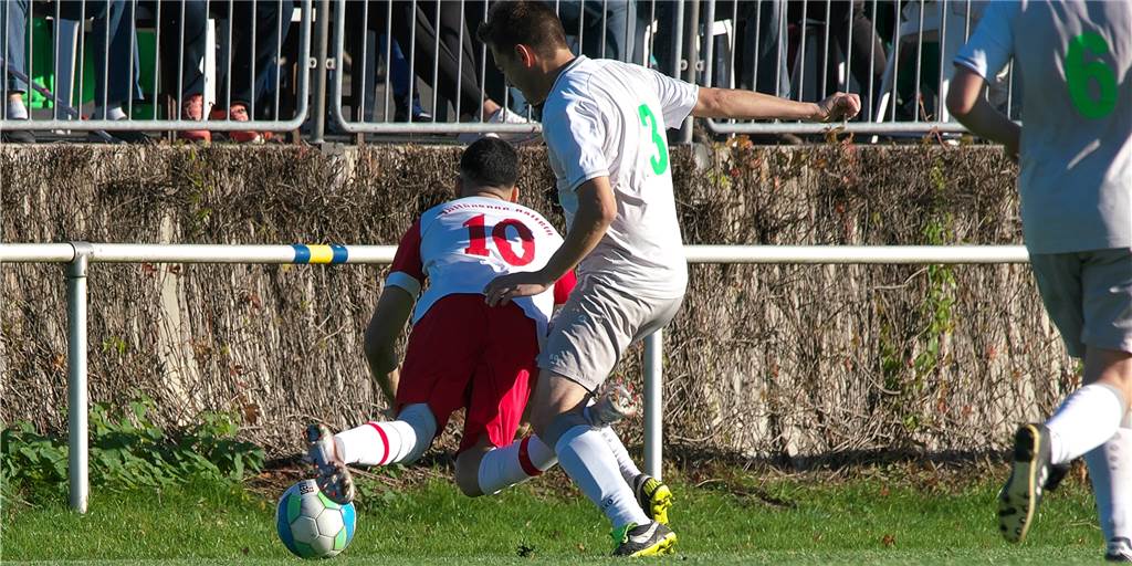 Bossendorfs Julian Müller: „Das war eine ziemlich große Überraschung für mich“ Julian Müller, hier im Duell mit Kültürspor Dattelns Mert Erdem, kehrte im Sommer 2021 in die erste Mannschaft des SV Bossendorf zurück.