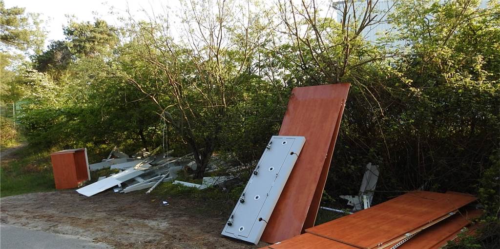 Illegal entsorgt: Sperrmüll am Silbersee II führt direkt zum Täter Sperrmüll liegt auf einer Grünfläche am Rande einer Straße.
