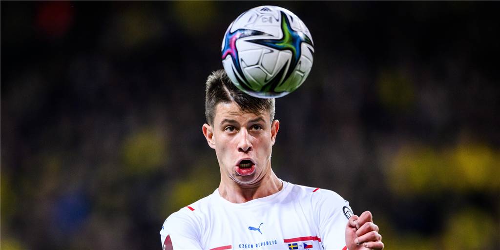 Torjäger-Jagd: BVB-Favoriten im Check – ein Kandidat ist Außenseiter Adam Hlozek setzt zum Kopfball an