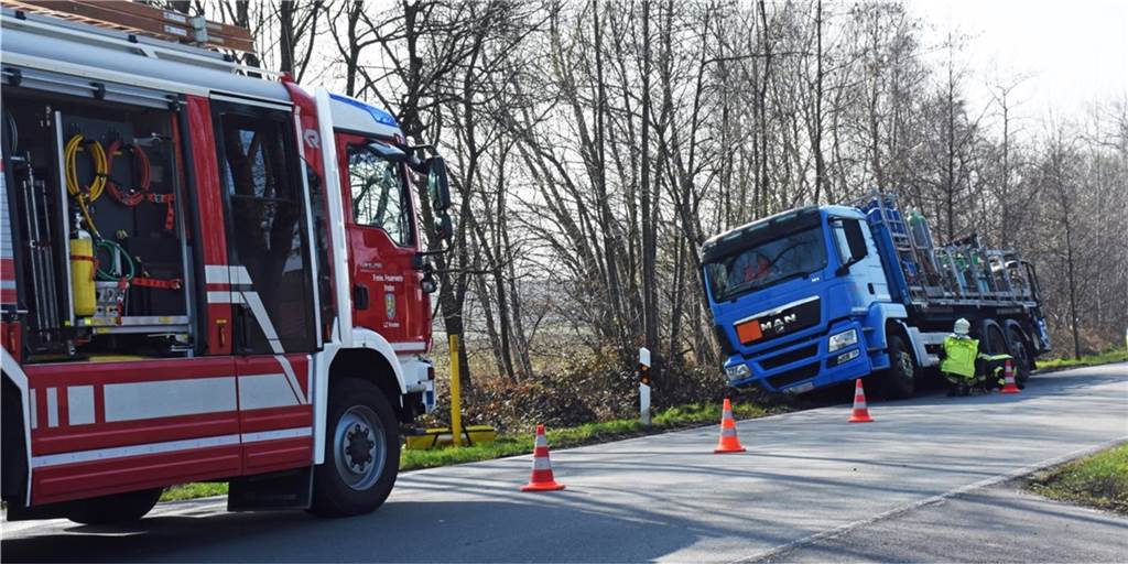 Deutlich mehr Schwerverletzte bei Unfällen auf Vredens Straßen im Jahr 2021 Ein Lkw-Fahrer kam im Jahr 2021 von der Winterswyker Straße in Vreden ab. Der mit Gasflaschen beladene Lkw musste zunächst stabilisiert werden, bevor er abgeschleppt werden konnte.