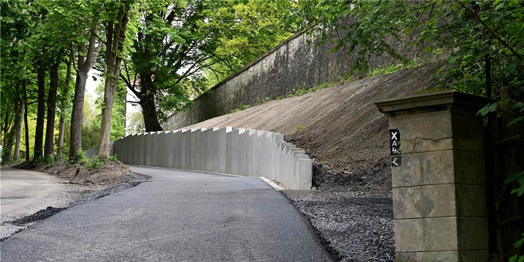 Bauarbeiten am Schlossberg Cappenberg: Es gibt gute Nachrichten Aus dem nur schwer zu besteigenden Fußweg des Schlossbergs Cappenberg ist ein nicht mehr so steiles Stück geworden. Das wird ein kombinierter Fuß- und Radweg.