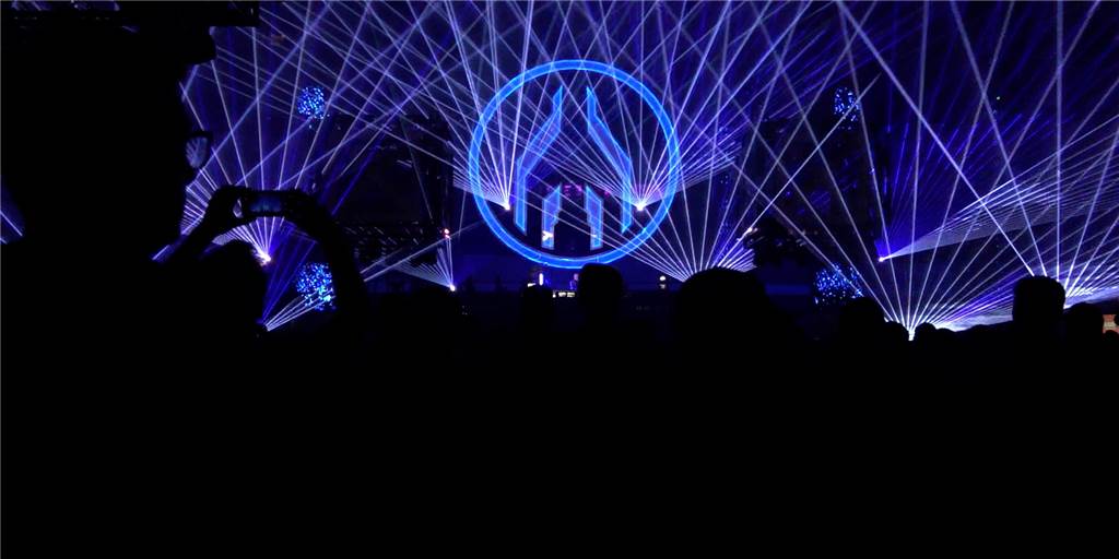 30 Jahre Mayday: Hinter den Kulissen von Deutschlands größtem Indoor-Rave Wenn dieses Symbol in der Westfalenhalle leuchtet, ist es wieder Zeit für die Mayday in Dortmund.