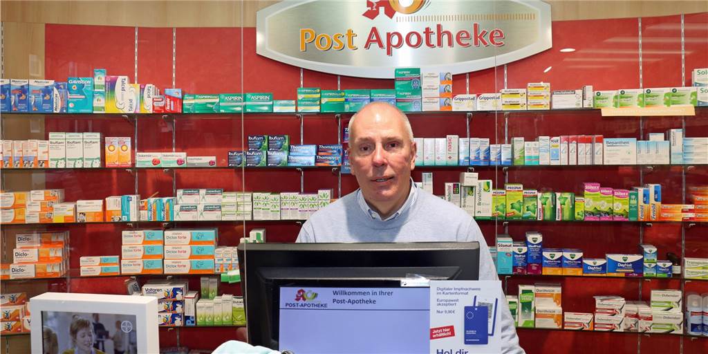 Nach Aufruf zur Krisen-Vorsorge: Horten die Werner jetzt Medikamente? Ein Mann in einer Apotheke