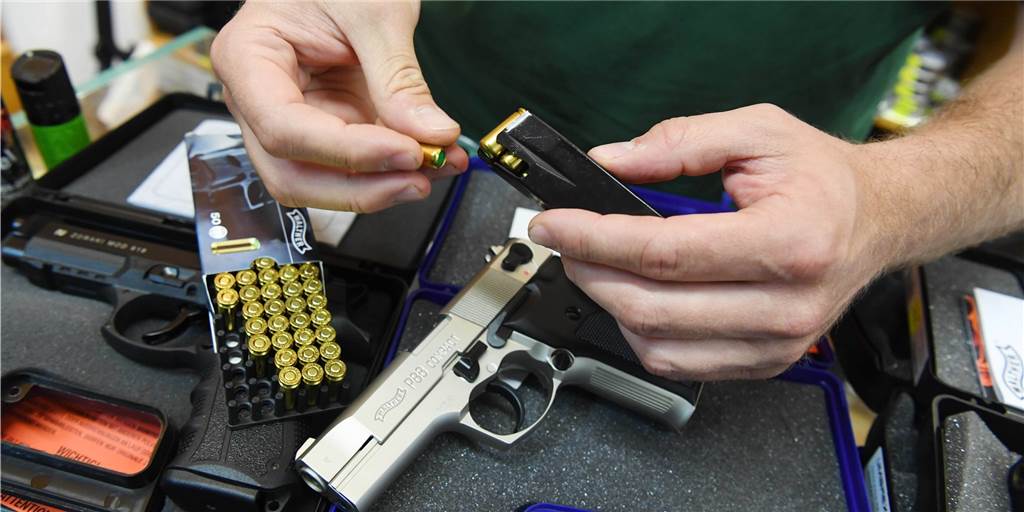 Tat im Hoeschpark: Schwerste Verletzungen auch mit Schreckschüssen möglich In einem Waffengeschäft wird das Magazin einer Schreckschusspistole geladen. Die Hülsen werden beim Schuss seitlich aus der Waffe geworfen.