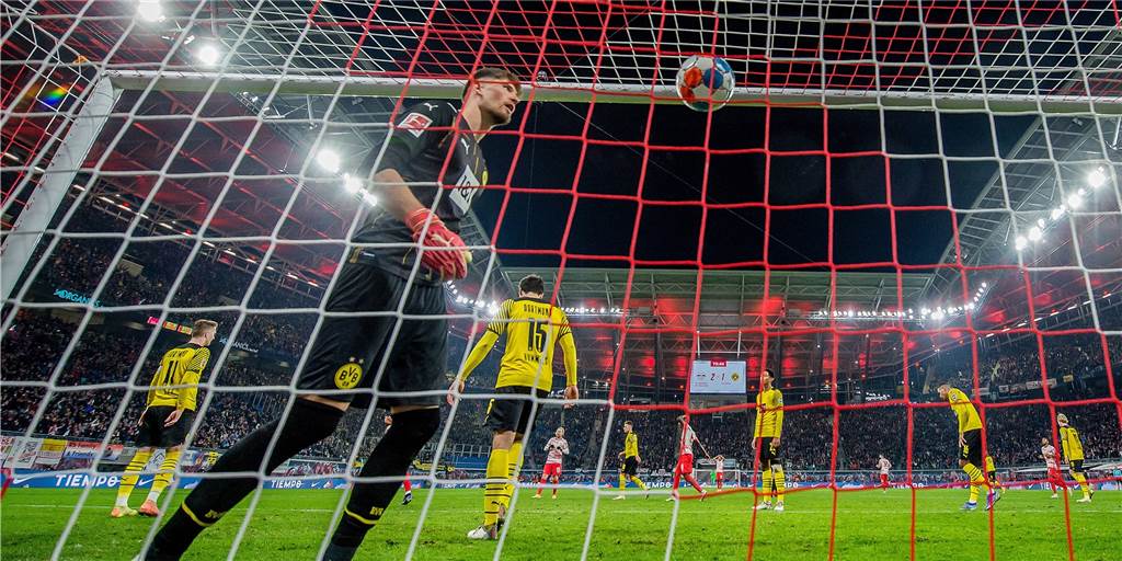 Analyse der Gegentor-Flut: Das ist die größte Schwachstelle des BVB BVB-Keeper Gregor Kobel holt einen Ball aus dem Tor.