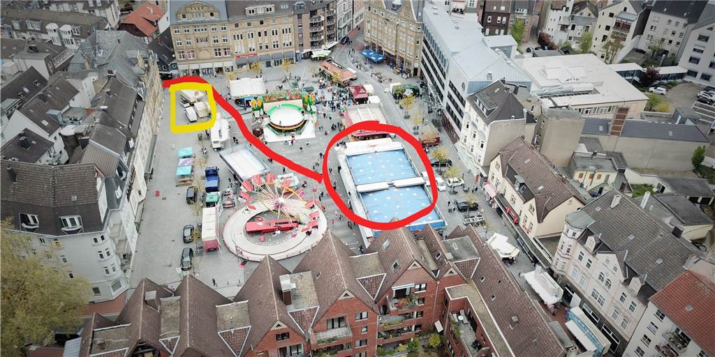 Die bunte Kirmes, die positive Bilanz und was der schlimme Vorfall auslöst Am Autoscooter (roter Kringel) geschah die grässliche Tat, bei der eine 22-Jährige schwer verletzt wurde. Die Tätergruppe verschwand dann in Richtung Fußgängerzone (rote Linie), am Mandelstand von Richard Abendroth (gelber Kasten) vorbei.