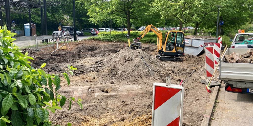 Lieferengpässe: Neues Fahrrad-Parkhaus am Hauptbahnhof verzögert sich Hinter dem Hauptbahnhof laufen die Erdarbeiten für das geplante Fahrrad-Parkhaus, das Platz für 80 Räder bieten soll.