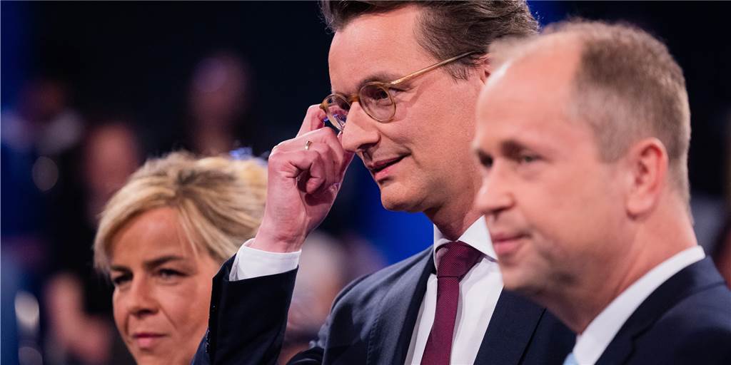 Das sind die beliebtesten (und unbeliebtesten) Politiker in NRW Hendrik Wüst (M, CDU), Ministerpräsident von Nordrhein-Westfalen, Mona Neubaur (l), Vorsitzende von Bündnis 90/Die Grünen in Nordrhein-Westfalen und Joachim Stamp (r, FDP), Minister für Kinder, Familie, Flüchtlinge und Integration und stellvertretender Ministerpräsident von Nordrhein-Westfalen, stehen vor Beginn der WDR-"Wahlarena: Der Fünfkampf" in einem Fernsehstudio in Bocklemünd.