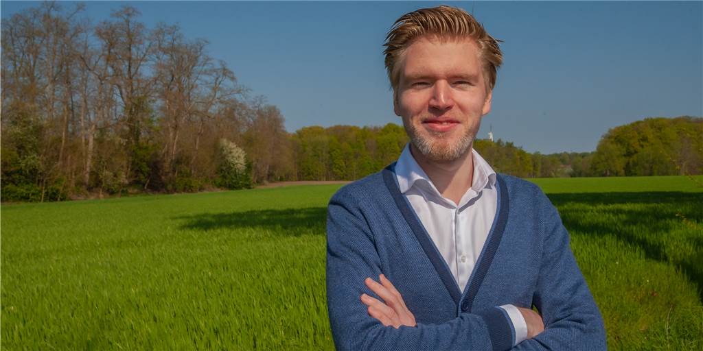 Robert Golda (29) aus Datteln: „Vaters Erfolg war Fluch und Segen zugleich“ Ein Mann steht vor einer grünen Wiese.