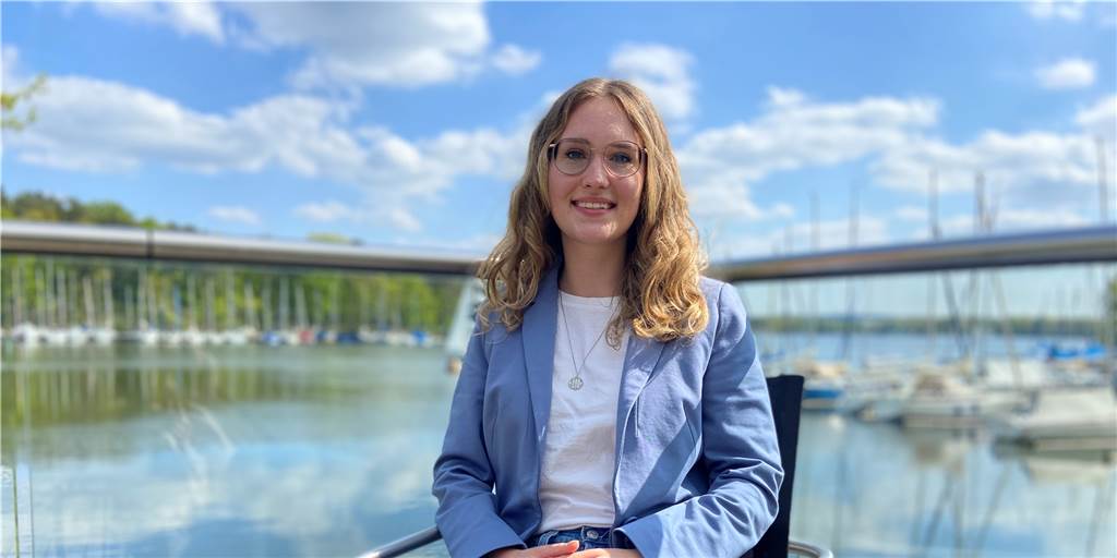 Was darf’s sein, Maya Wischnewski: Vegan oder vegetarisch, Bahn oder Auto? Maya Wischnewski vor dem See in Haltern.
