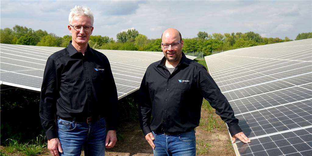 Vredener betreibt 40.000-Quadratmeter-Solarpark in Tungerloh-Pröbsting Errichten und betreiben den großen Solarpark in Tungerloh-Pröbsting: Helmut Robert (l.) und Jochen Schulze Pröbsting.