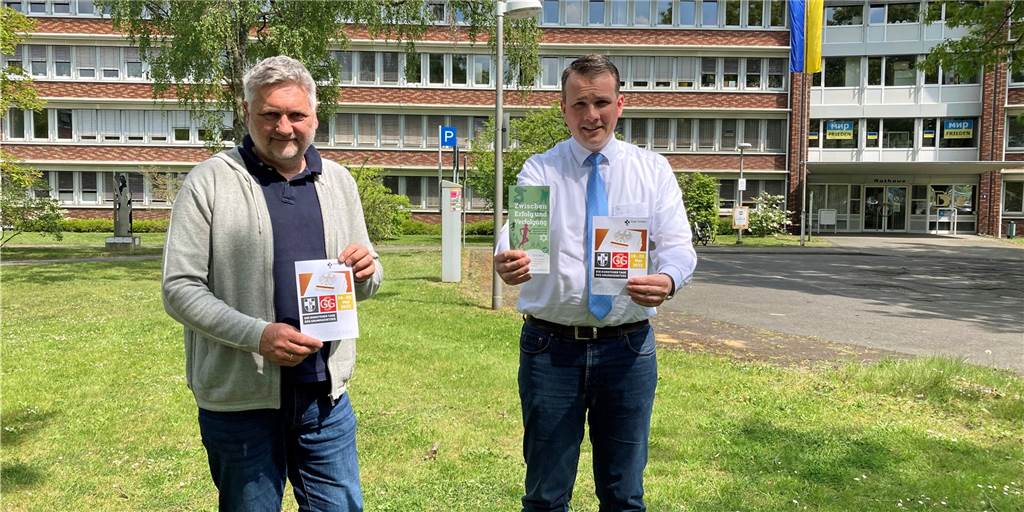Dorstens Stadtdialog stellt Toleranz und Rassismus in den Mittelpunkt Joachim Thiehoff und Tobias Stockhoff vor dem Rathaus mit dem Programm für die Tage des Grundgesetzes 2022.