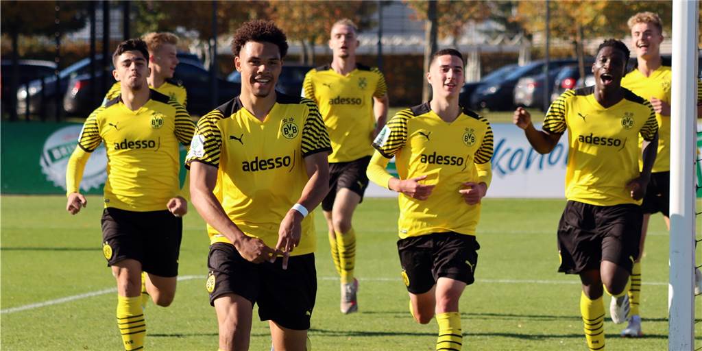 Verheißungsvolle BVB-Zukunft wartet auf Nnamdi Collins – unter einer Voraussetzung BVB-Spieler Nnamdi Collins bejubelt seinen Treffer gegen Schalke.