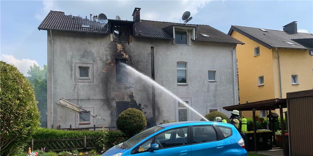Re-Live-Video: Hausbrand in Holzen – Großer Feuerwehreinsatz an der Fleitmannstraße An der Rückseite des Wohnhauses hatten sich die Flammen offenbar von einem Schuppen bis zum Dach ausgebreitet.