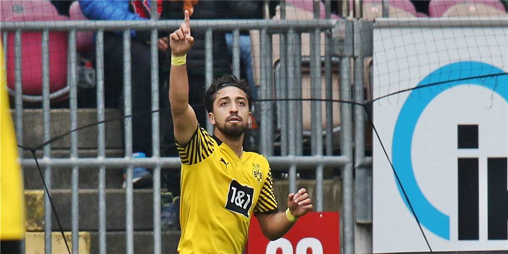 Pherai und Taz im Fokus: Kaderplanung der BVB-U23 nimmt Fahrt auf BVB-U23-Spieler Immanuel Pherai jubelt und zeigt nach oben.