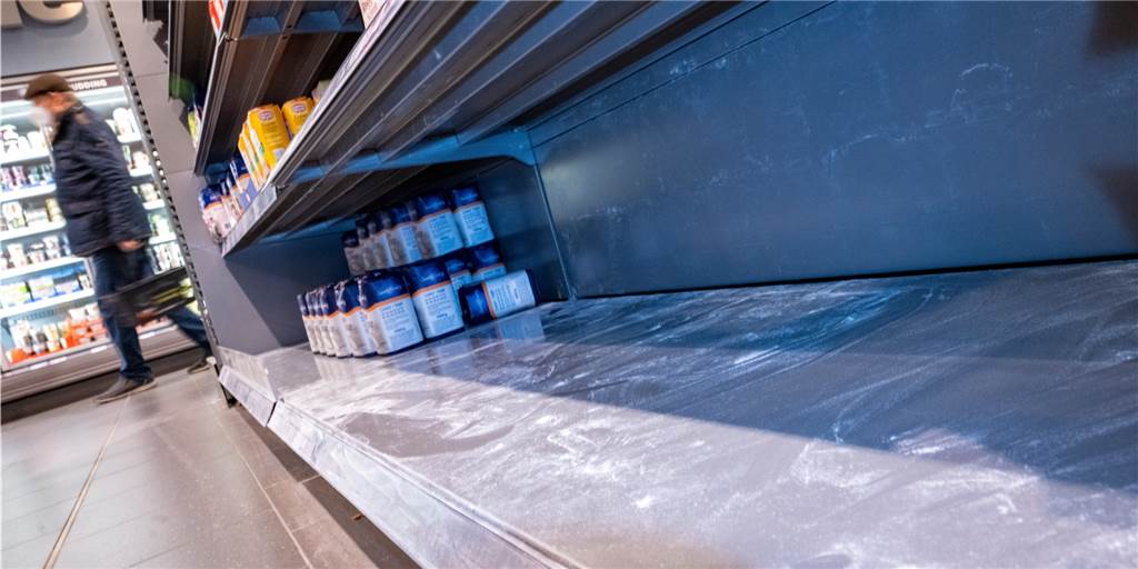 Liebe Hamsterkäufer: Warum spendet ihr nicht ein paar eurer Vorräte? Leere Regale bei Mehl und auch Öl in Supermärkten gehören seit Beginn des Ukraine-Krieges vielerorts zum Bild. Mit den gehamsterten Produkten könnte man vielen Menschen jetzt auch freiwillig helfen.
