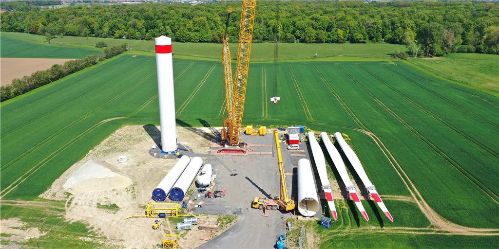 Windräder in Werne: So laufen die Montagearbeiten Eine Baustelle in einem Feld.