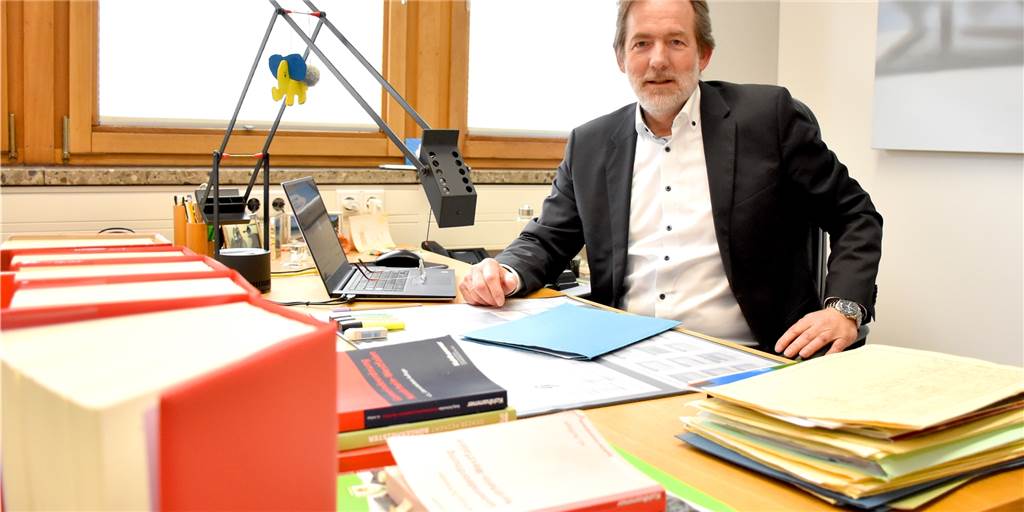Stelle des Ersten Beigeordneten bleibt erst einmal, Hans-Georg Althoff nicht Hans-Georg Althoff (62) soll nicht noch einmal Erster Beigeordneter werden. Seine Stelle wollen CDU und Grüne aber nicht mehr streichen. Sie haben ihren Antrag kurz vor der Ratssitzung am Donnerstagabend noch verändert. Die FDP hatte diesen Antrag nicht mehr unterstützt.