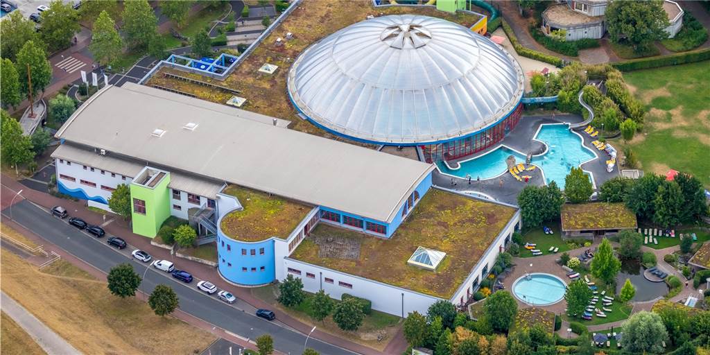 „Oben ohne“ im Atlantis Dorsten? Verantwortliche geben klare Antwort Das Atlantis in Dorsten aus der Luft.
