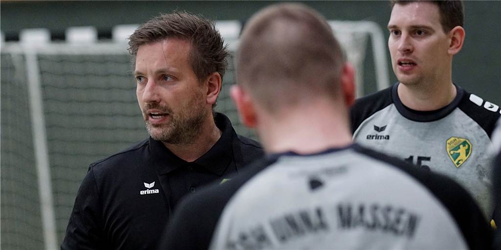 Mathias Uhlenbrock nimmt zum letzten Mal auf SGH-Bank Platz Mathias Uhlenbrock coacht seine SGH Unna Massen ein letztes Mal in der Landesliga gegen den HSC Haltern-Sythen II.