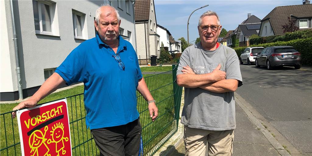 Anwohner einer Straße in Brechten: „Zustand ist nicht mehr hinnehmbar“ Jürgen Peters und Norbert Ehrcke machen auf die hohe Verkehrsbelastung in der engen Straße Im Streitfeld in Brechten aufmerksam