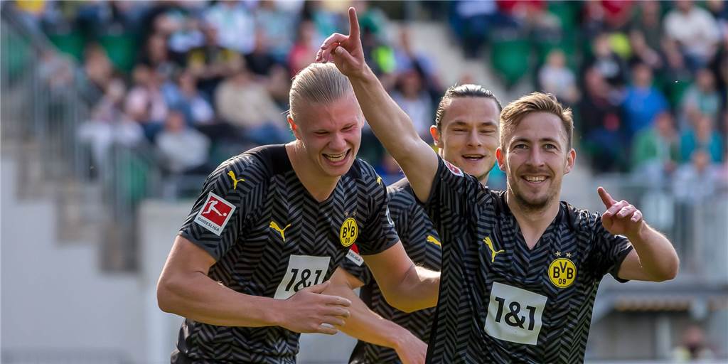 BVB findet in Fürth die richtige Antwort – und sichert sich das Minimalziel Felix Passlack bejubelt seinen BVB-Treffer in Fürth.