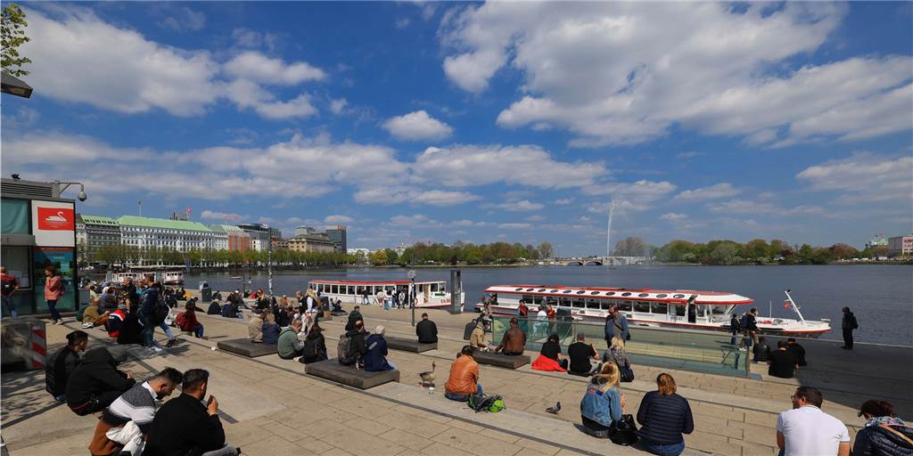 So kommen Sie für 9 Euro von Ahaus nach Hamburg oder Kiel Mit der Regionalbahn für 9 Euro von Ahaus bis nach Hamburg fahren und den Blick auf die Binnenalster genießen: Das geht ab Juni 2022 für drei Monate.