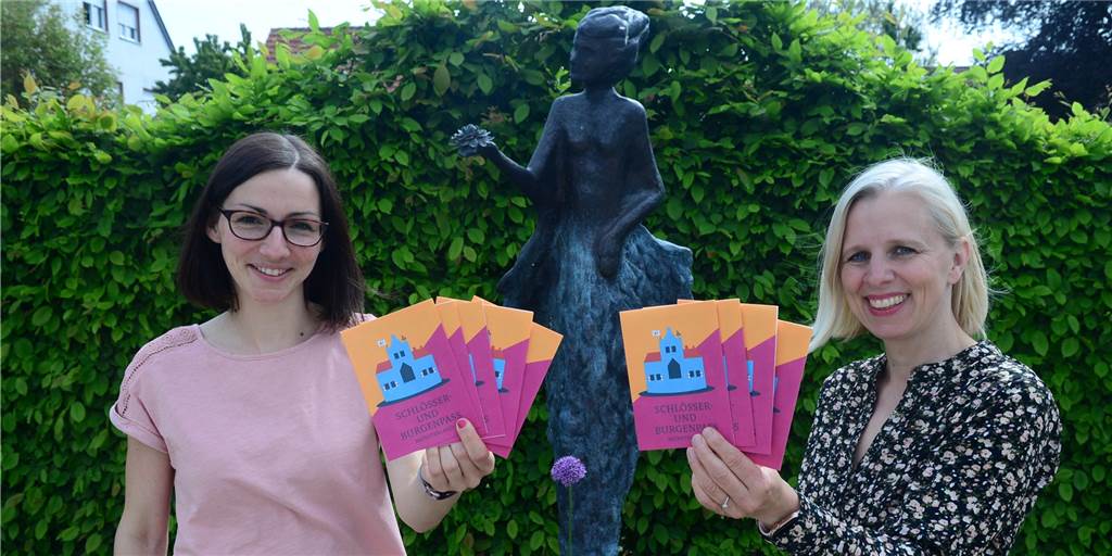 Drei Anziehungspunkte locken Gäste nach Legden und Asbeck Sabrina Lange (l.) und Karin Green von Tourismus Legden und Asbeck stellen den Schlösser- und Burgenpass Münsterland vor, der im Touristik-Büro an der Hauptstraße 32 erhältlich ist.