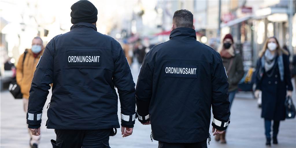 Fünf Korruptionsfälle in Dortmund: von der Baugenehmigung bis zum Asylantrag Zwei Mitarbeiter des Ordnungsamtes laufen durch die Straße