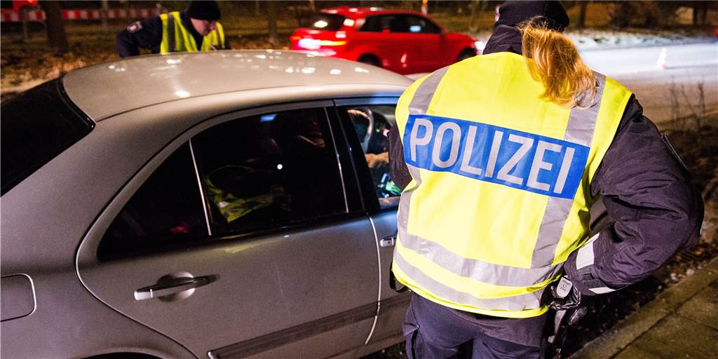 Wie ein VIP-Ticket für ein Heimspiel des BVB zum Fall für den Staatsanwalt wurde Eine Polizistin hat ein graues Auto gestoppt