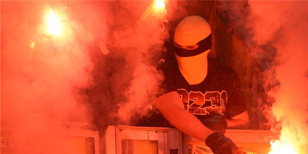 Am 03. März 2015 zündet ein Dortmunder Anhänger Pyrotechnik in Dresden. 
