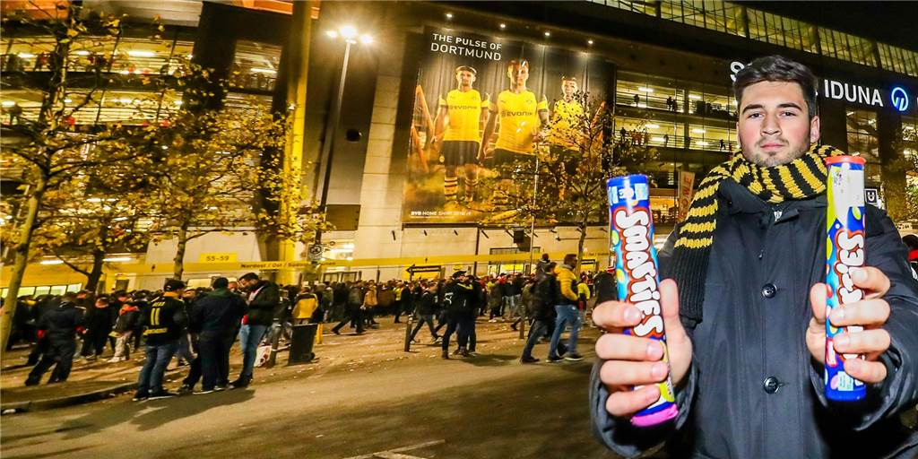 So einfach ist es, Bengalos in den Signal-Iduna-Park zu schmuggeln Smarties als Attrappen: Unser Autor Lukas Wittland (links) hat mit einem Freund getestet, wie schwierig es ist, Bengalos ins Stadion zu schmuggeln.