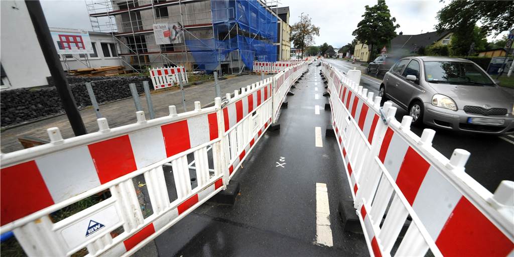 Nach Verzögerungen: Herner Straße in Castrop-Rauxel wieder frei Die Herner Straße mit Absperrung für Fußgänger.
