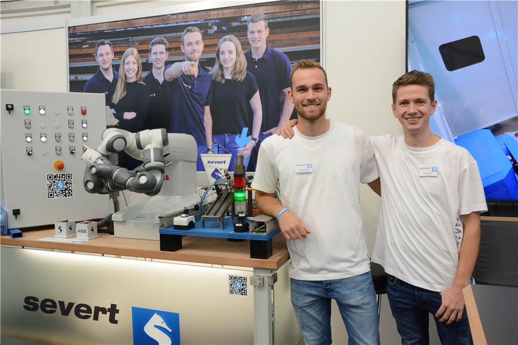 Viele Fotos und Video: Zahlreiche Besucher bei der Wirtschaftsschau Aufwind in Vreden Bei Severt wurde ein Roboter programmiert.