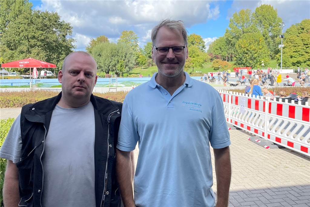 Viele Fotos: Vierbeinige, bellende Freunde zu Gast im Freibad Viele Fotos: Vierbeinige, bellende Freunde zu Gast im Freibad