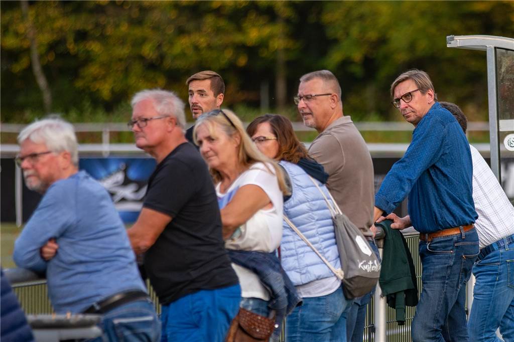 Viele Fotos: Derbysieger, Tabellenführer, Mega-Packung: Die Bilder vom Sportwochenende